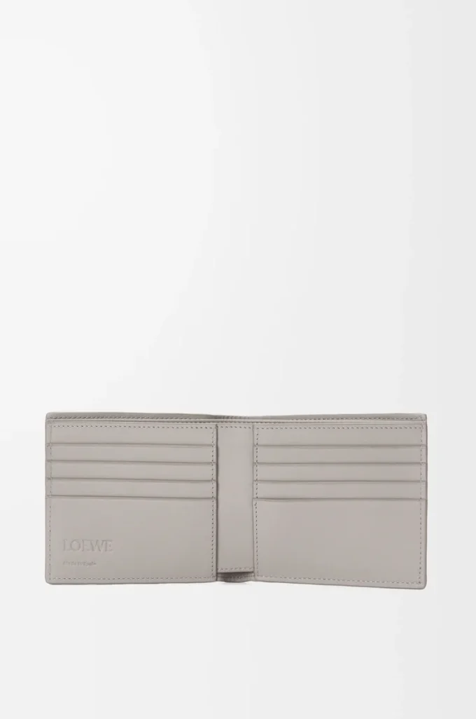 Zweifach gefaltete Brieftasche aus strukturiertem klassischem Kalbsleder in Shell Grey