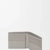 Zweifach gefaltete Brieftasche aus strukturiertem klassischem Kalbsleder in Shell Grey