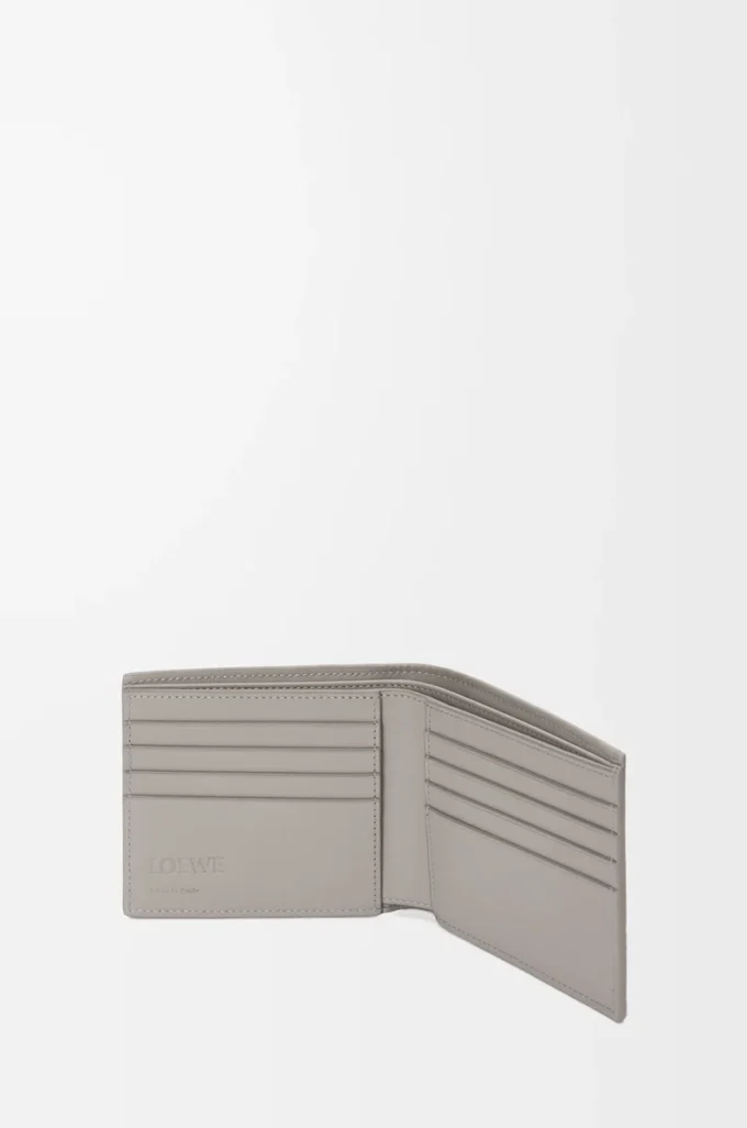 Zweifach gefaltete Brieftasche aus strukturiertem klassischem Kalbsleder in Shell Grey
