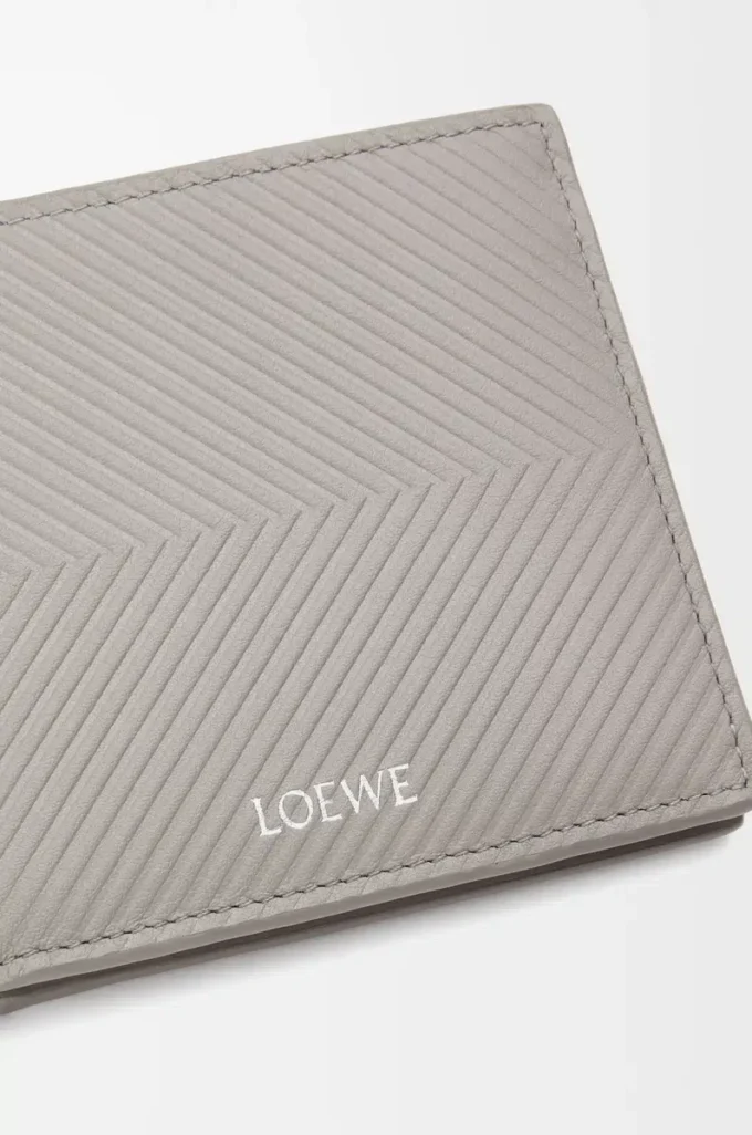 Zweifach gefaltete Brieftasche aus strukturiertem klassischem Kalbsleder in Shell Grey