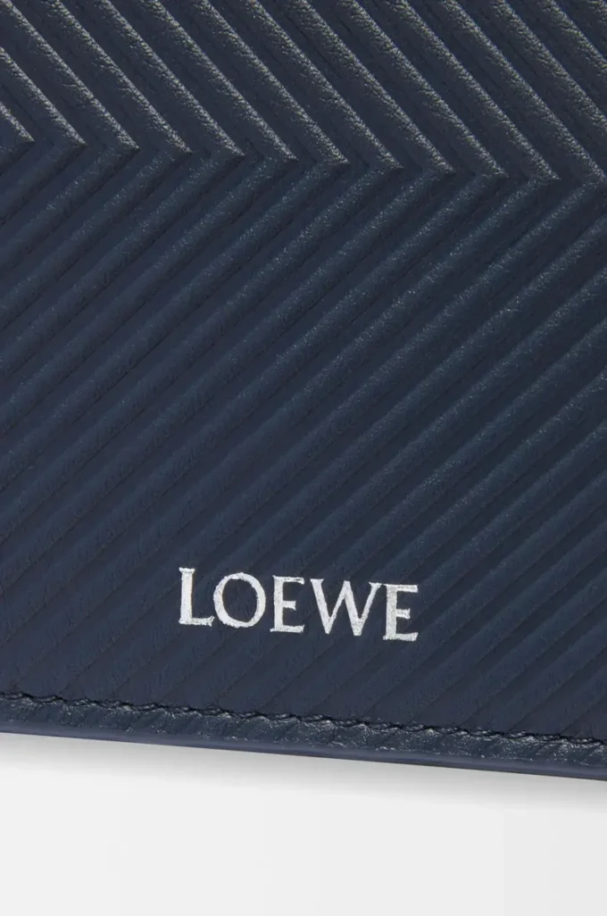 Zweifach gefaltete Geldbörse aus strukturiertem klassischem Kalbsleder in Deep Navy